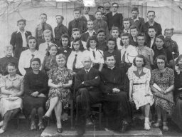 Uczniowie i nauczyciele szkoły podstawowej w Zbiersku - lata czterdzieste